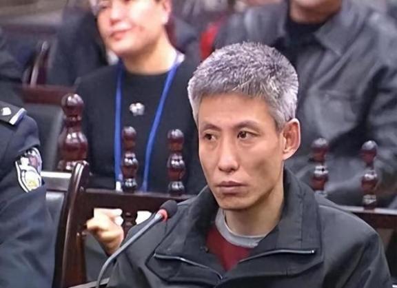 2003年，刘涌被执行死刑前十分镇定，苦笑看妻子、拒绝更换新衣服，押到殡仪馆抬进