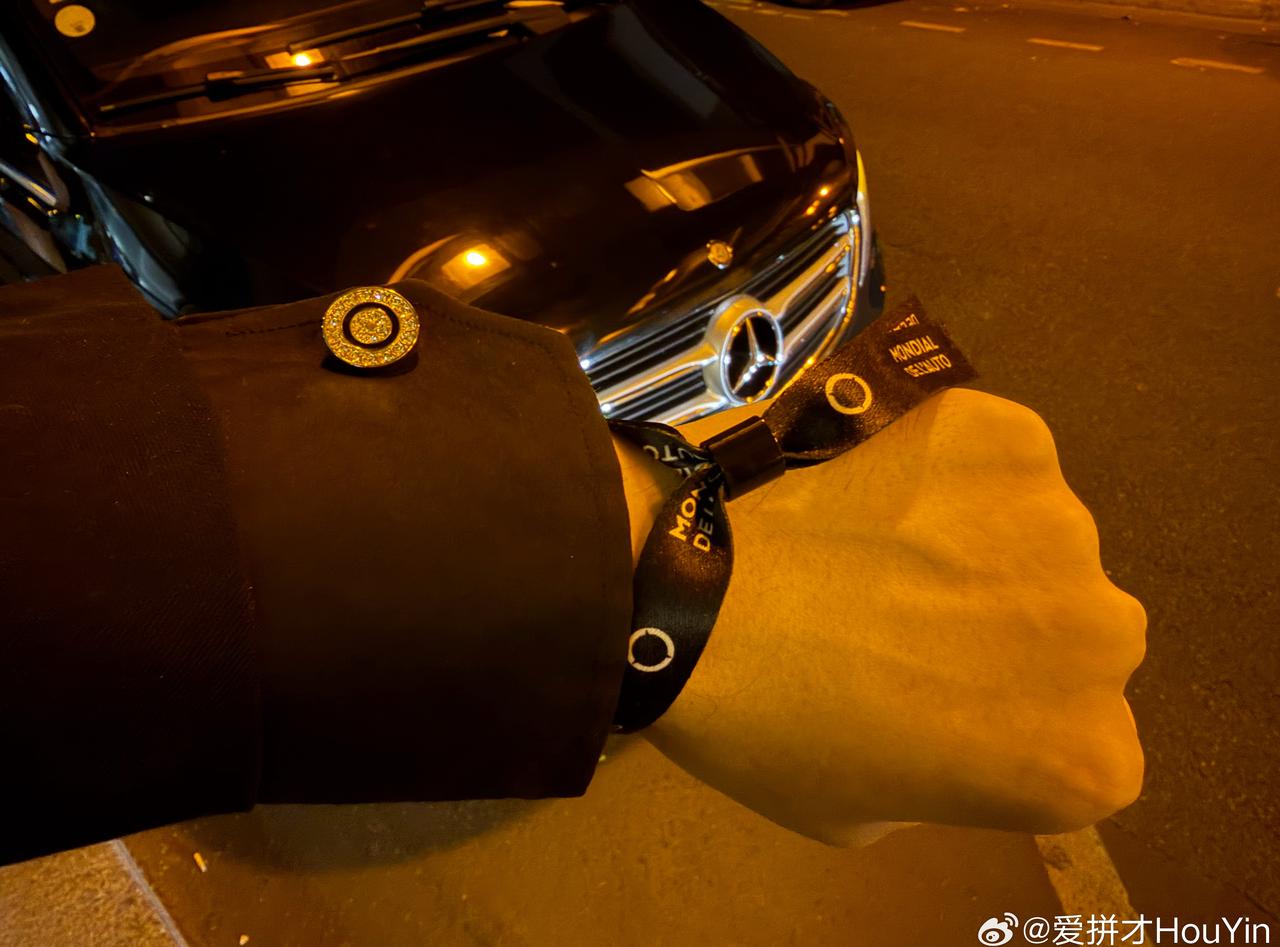 天没亮就上班了兄弟们
今天又穿上正装了
听说今天马克龙也要来[翻白眼]

理想i