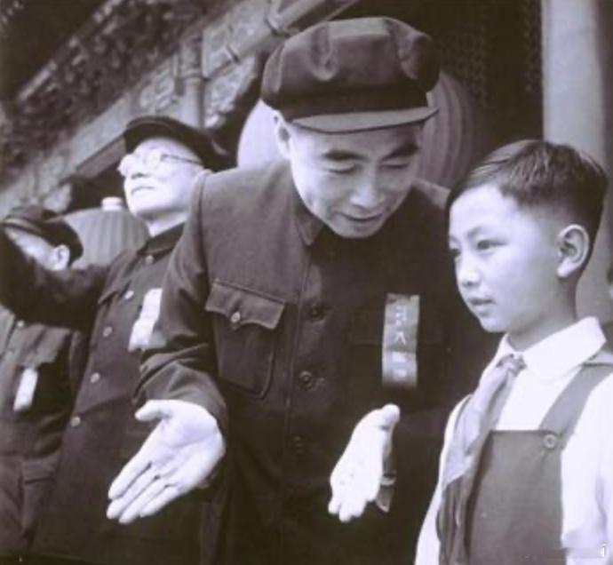 五一国际劳动节周恩来在北京天安门城楼与献花的少先队员柳百坚一起交谈 ​​​