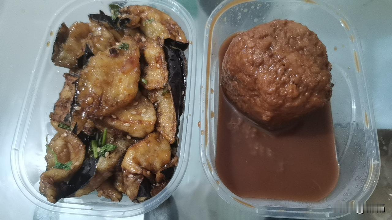 今天老大回来了，我特意买了两个菜，到家发现她还没睡醒，我自己吃了一点就匆匆去上班