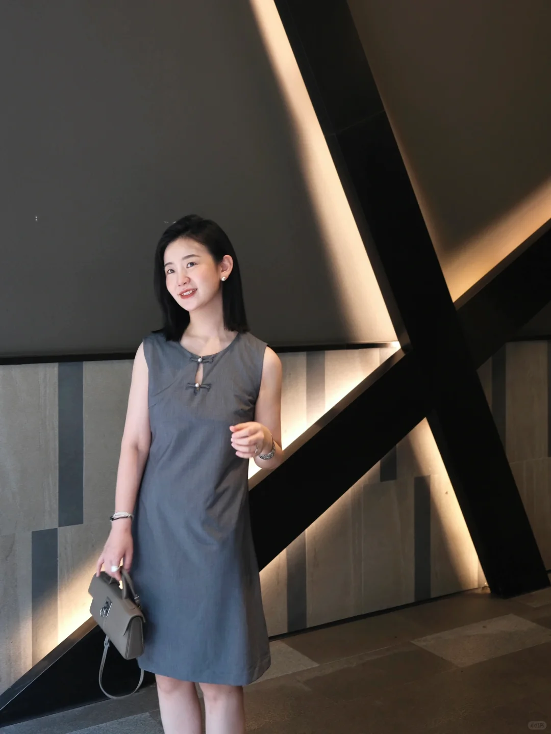 简单气质的灰色连衣裙～