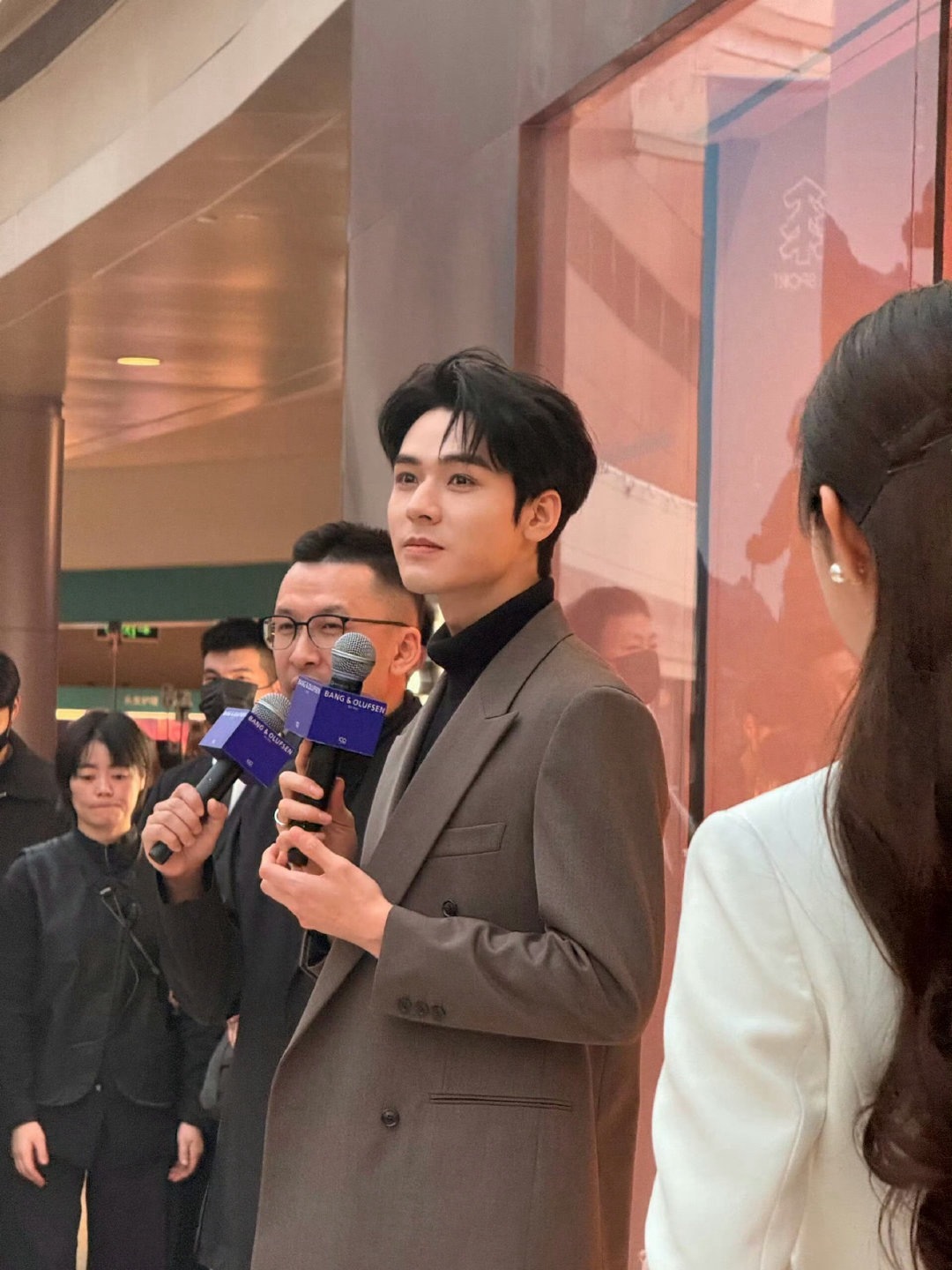 龚俊黑色高领衫灰西装造型最新线下活动路透来了！这也太帅了吧！龚俊深圳活动线下人气