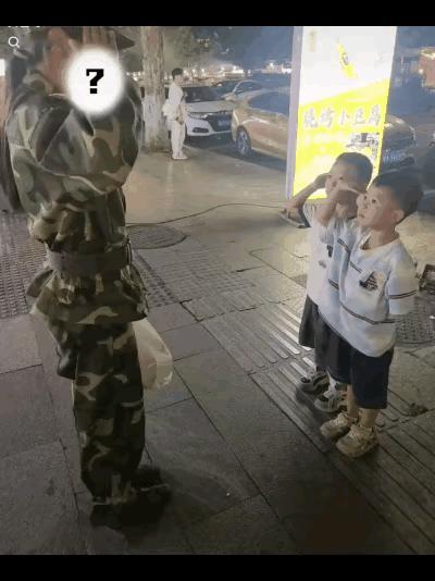 “上新华社了！”贵州遵义，军训结束一女生穿着迷彩服走在街上，突然两个小朋友跑到她