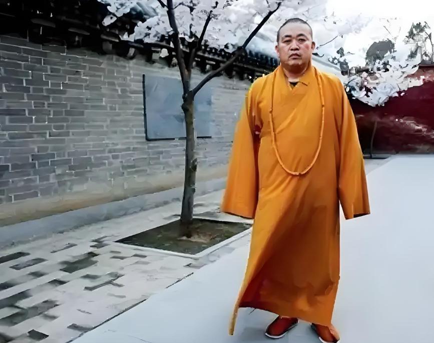 释永信被抓后，大家才恍然大悟，原来如今的寺庙已经是公司了，和尚也只是个职业，就是