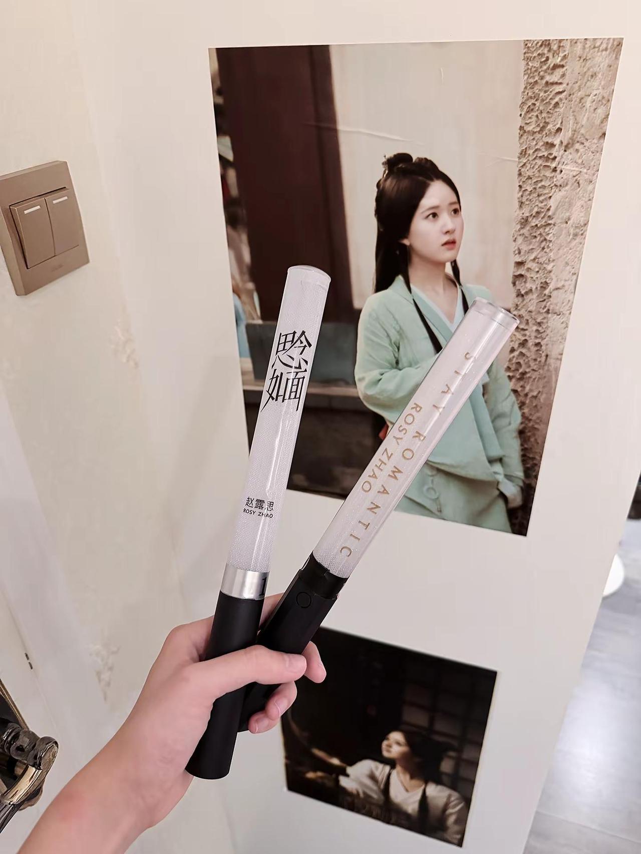 谁懂这两个应援棒的杀伤力？赵露思 一个是生日会的，一个是泰国演唱会