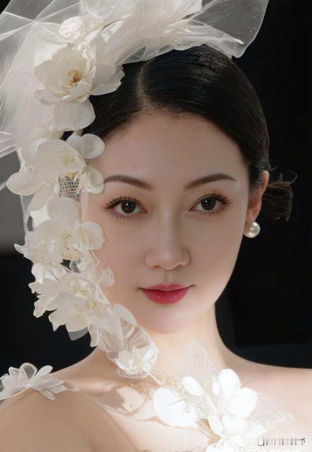 优雅的新娘头纱，白色花朵点缀，浪漫唯美谁是你心中的国风美人 中式古典美女中，你最