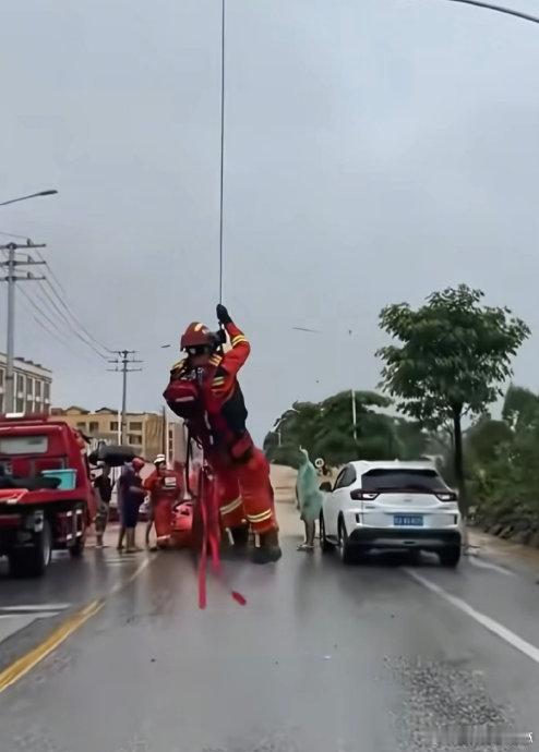 原则上无人机不许吊人但人民大于原则在生活中，我们常常会遇到各种原则和规定，它们就