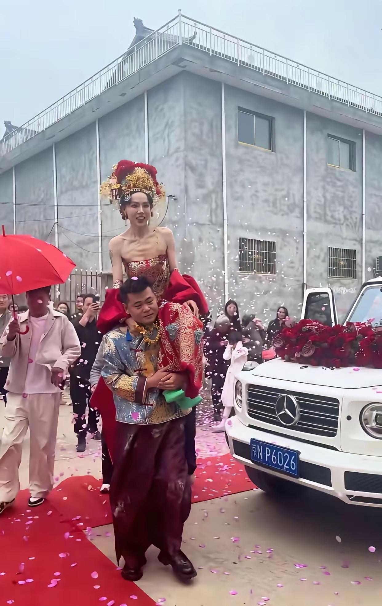 一看这架势就知道，这对新人肯定不是一般人，新娘右臂的纹身清晰可见，浑身透露出一种