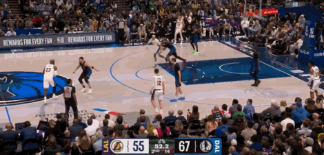 肯纳德三分！！打进！！！ 