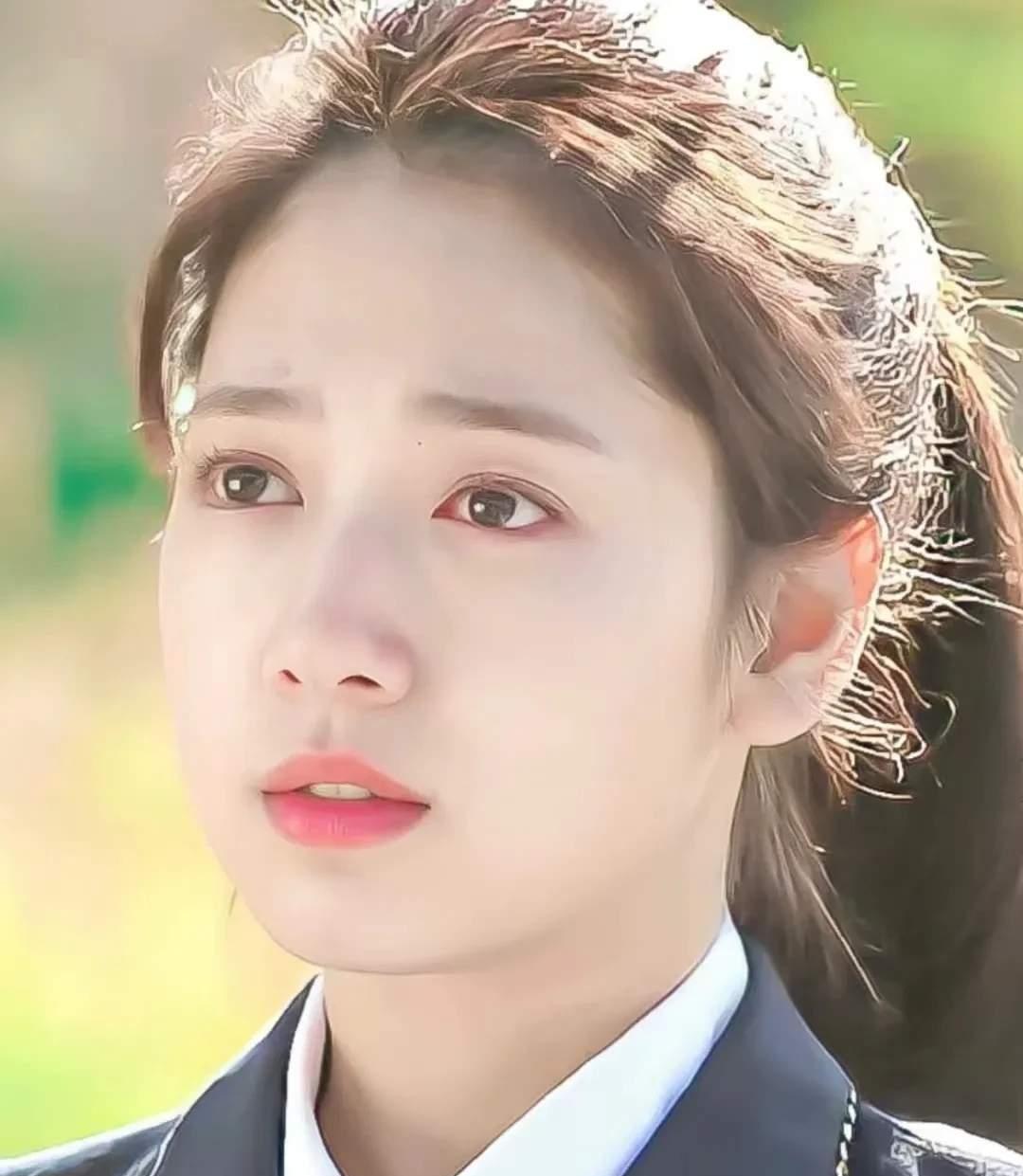 朴信惠生完孩子后胶原蛋白流失严重，瘦脱相后，明显的疲惫感。
女人的花期是20-3