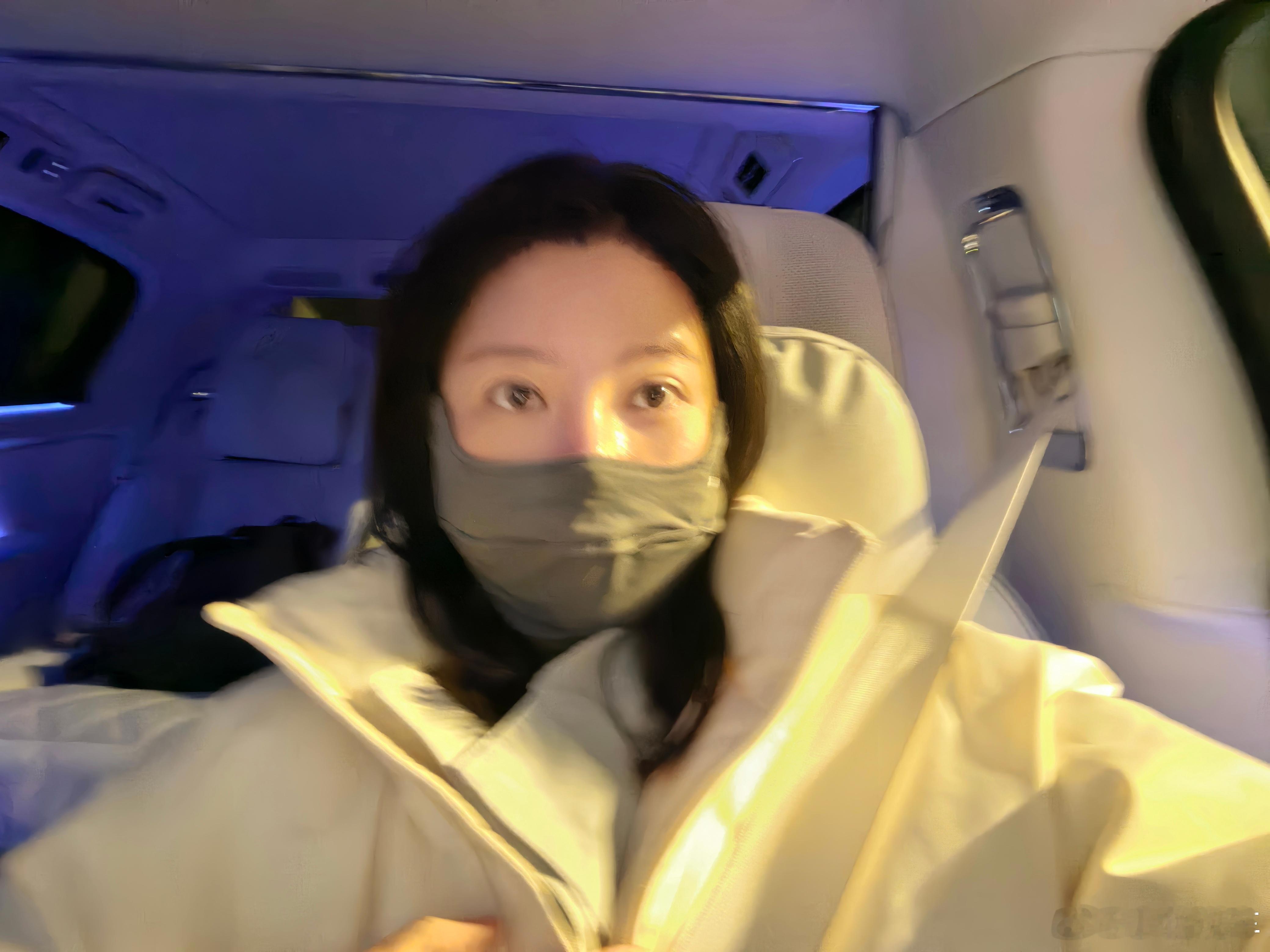 你起床了吗这是 6 点的杭州天蒙蒙亮路灯也开着我在去机场的路上啦上了飞机能好好睡