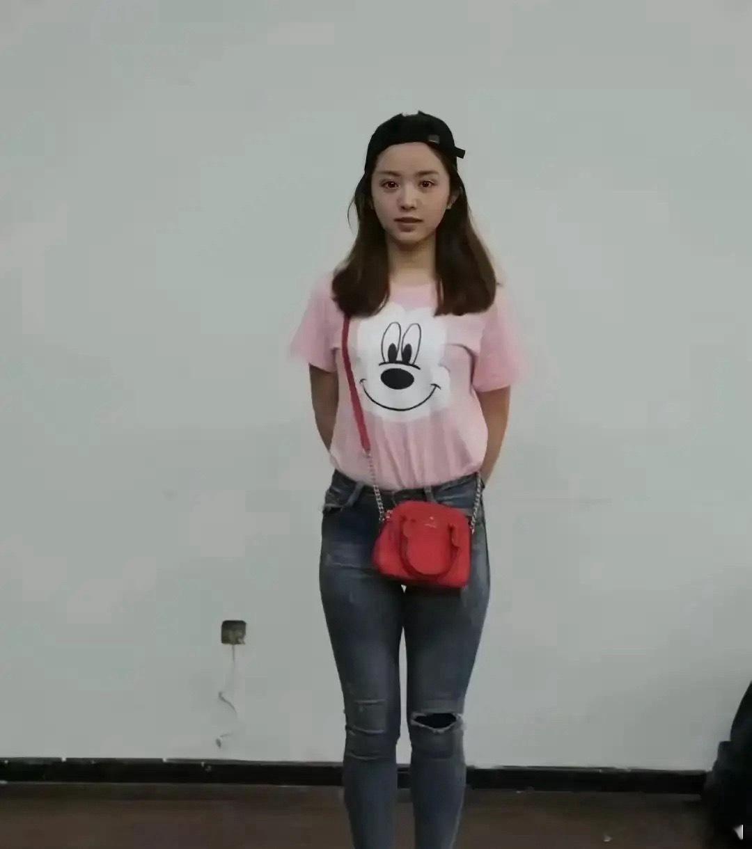 田曦薇这是要走宋祖儿的路子吗？最新品牌活动路透，直接瘦脱相了，大头娃娃既视感，给