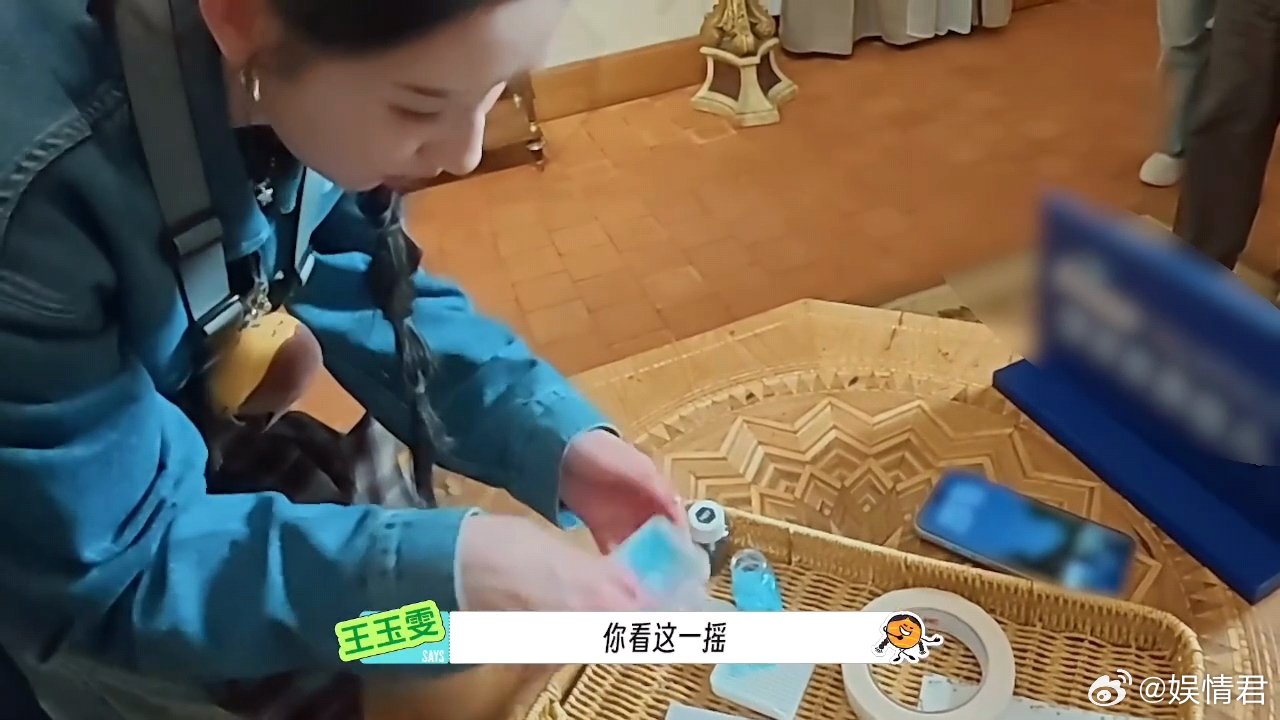 孙红雷五旬老人躲窗帘后面拼豆别拿拼豆为难孙红雷孙红雷五旬老人躲窗帘后面拼豆，太心