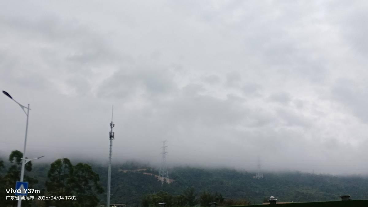 比亚迪员工计算三月工资：26天出勤，加班72小时含7个夜班。
最开心的事是等发工