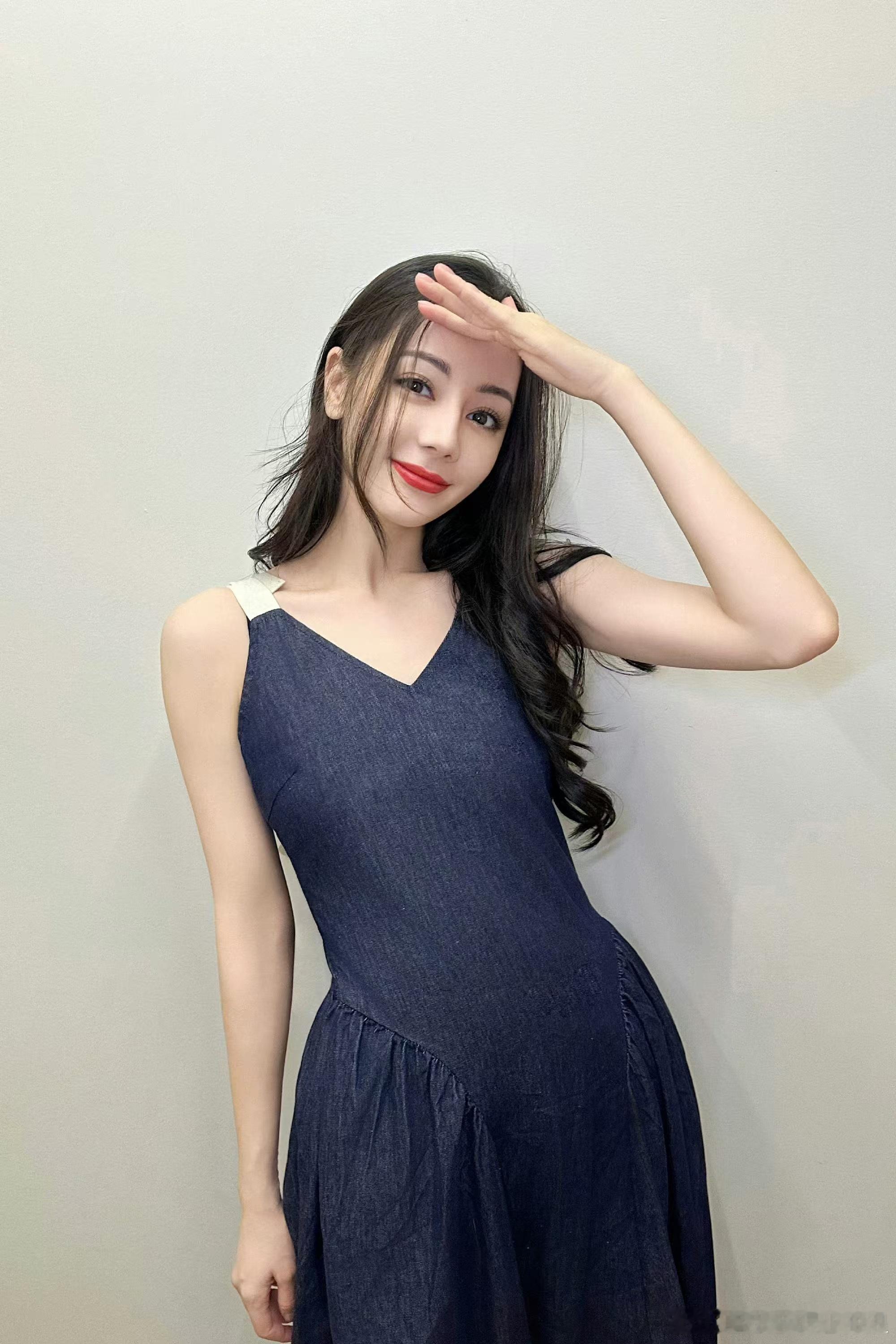 #迪丽热巴人生四格##迪丽热巴牛仔吊带裙#迪丽热巴牛仔吊带裙造型美得太超过了，料