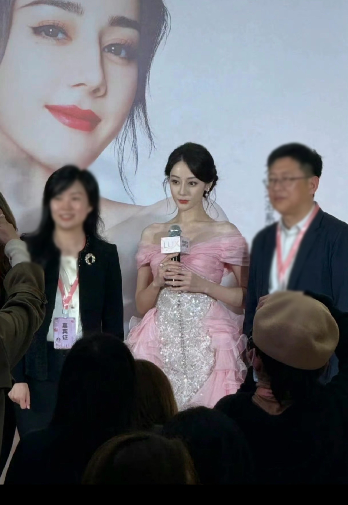 演员的脸到底有多小真的好小哇，要想上镜好看一定得头小脸小精致度拉满才可以不过普通