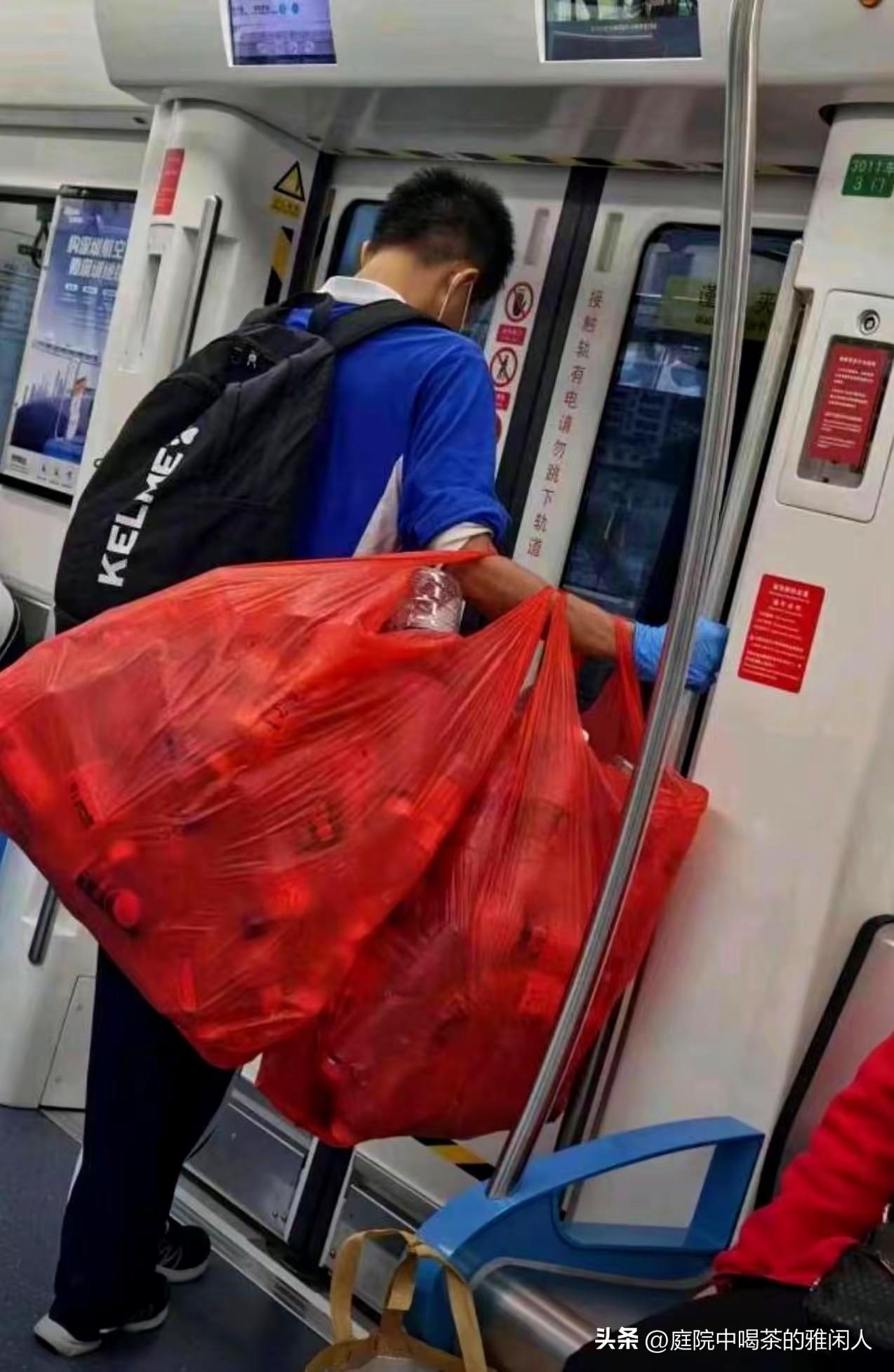 90%的孩子都不敢做的事情，这个孩子做了！在深圳地铁站看到的一幕，瞬间感觉这个