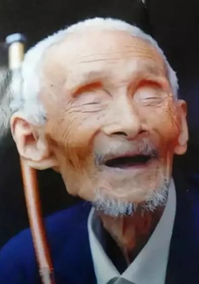 2010年，河南泌阳县，一姓郭的“瞎老头”去世了，没想到，县里政协、县委宣传部好