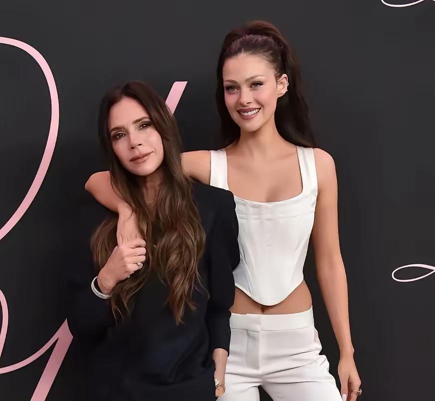 顶流的华丽袍子，背后全是虱子。
贝嫂维多利亚的“微表情”一直被视为国际八卦界的阅