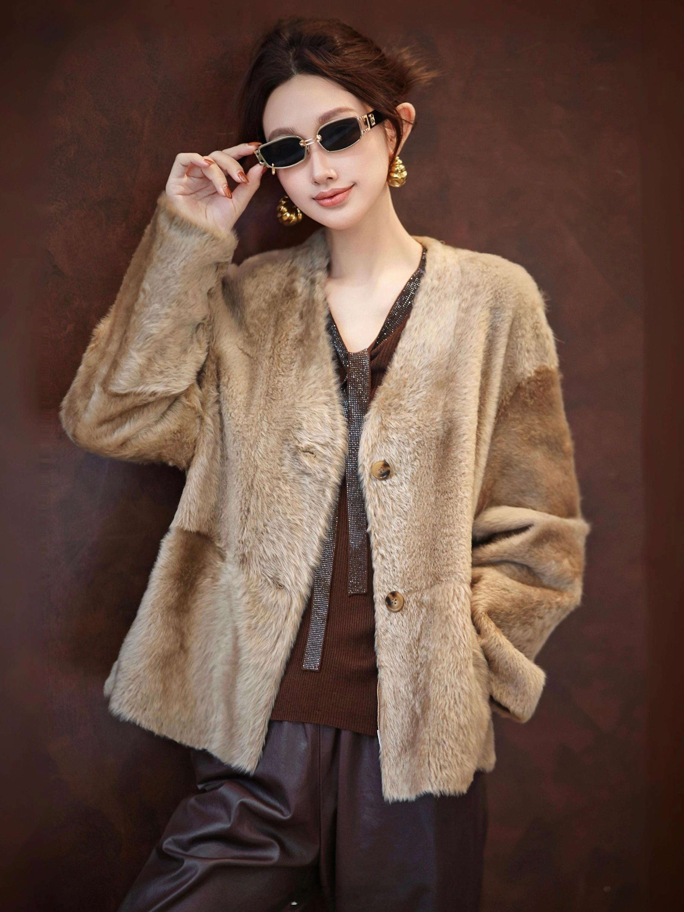 这优雅 这贵气 这气场！高级感果然还得看Lacon皮毛一体啊[笑而不语]驼色+两