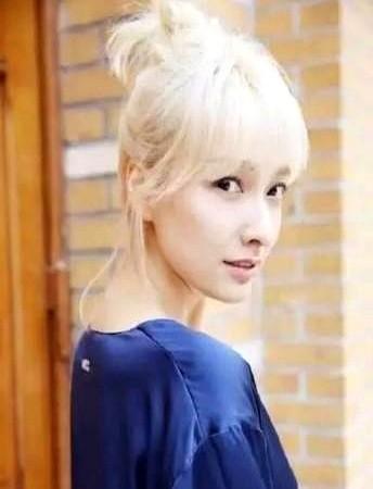 谁能想到，真正在巴黎时装周杀出圈的，竟然是这种“不费劲”的美。

在ICICLE