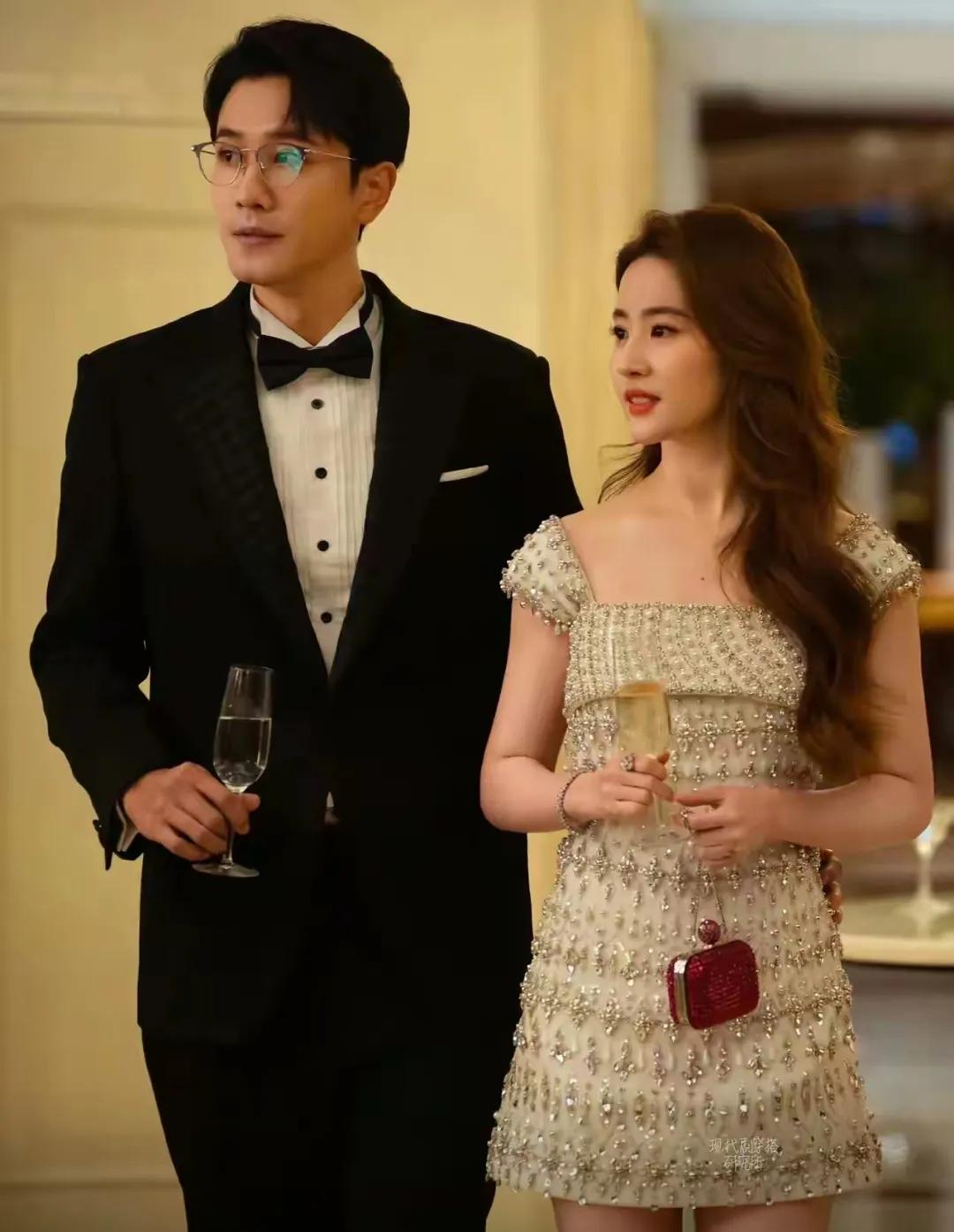 彭冠英刘亦菲，在玫瑰的故事里
我觉得，这两个同框好赞呀
男的帅，女的美，在别人眼