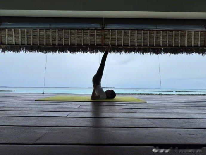 海浪拍打着，小花全身心投入瑜伽练习，坚持一小时，这毅力，未来可期，太让人喜欢啦。