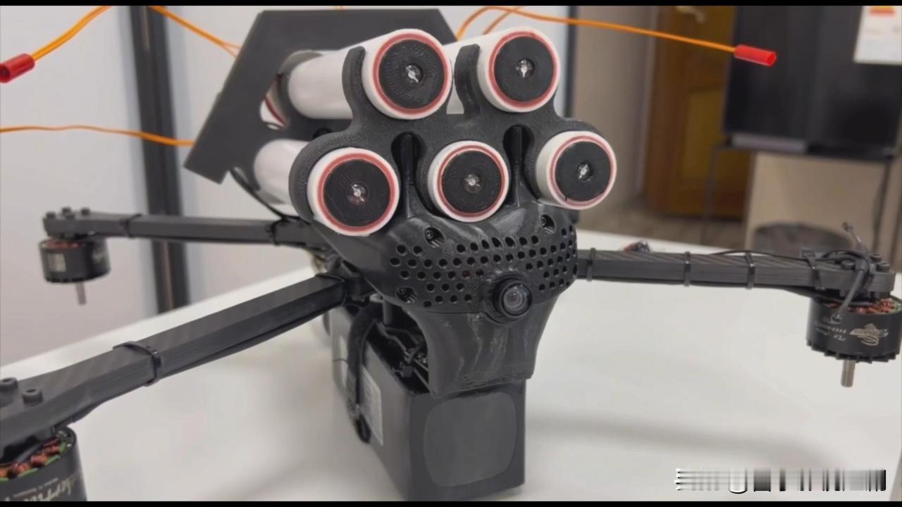 俄罗斯新型无人机猎手惊艳亮相，配备短程动能拦截系统。其动能拦截弹小巧轻便，仅重1