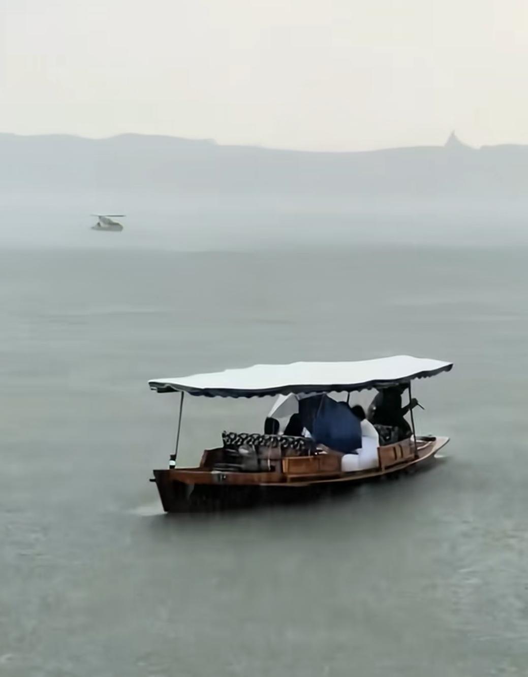 烟雨江南，朦胧西湖。