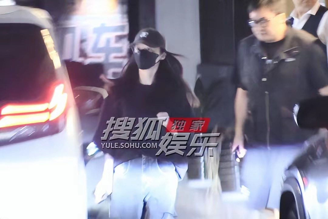 #曾舜晞[超话]##曾舜晞李沁聚餐# [哇]小曾被拍到和李沁等一众友人聚餐，临走