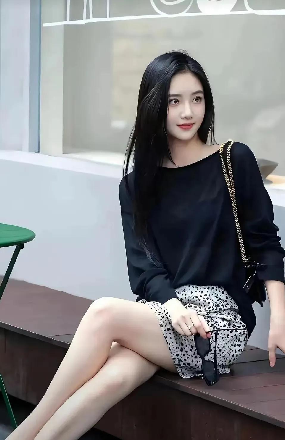 他第一次见到她，是在一个月光皎洁的夜晚。她独自一人走在公园的小径上，身影在月光下