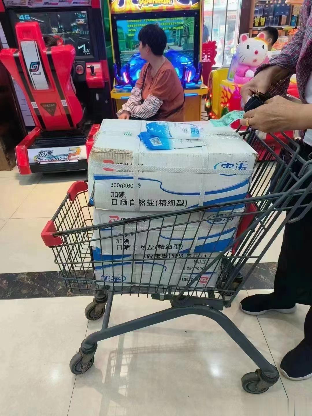 #专家不建议我国效仿韩国民众囤盐# 傍晚在街上散步的时候，接到家人的电话，叫我去