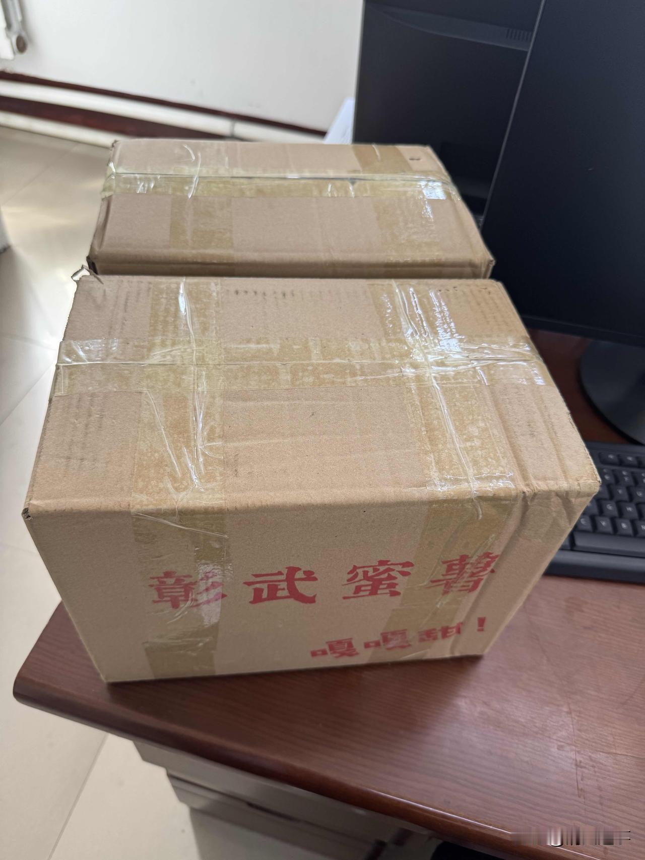 家人们，谁懂啊
这种被惦记的感觉
一箱蜜薯寄深情，老同学的牵挂暖到心

桌上这两