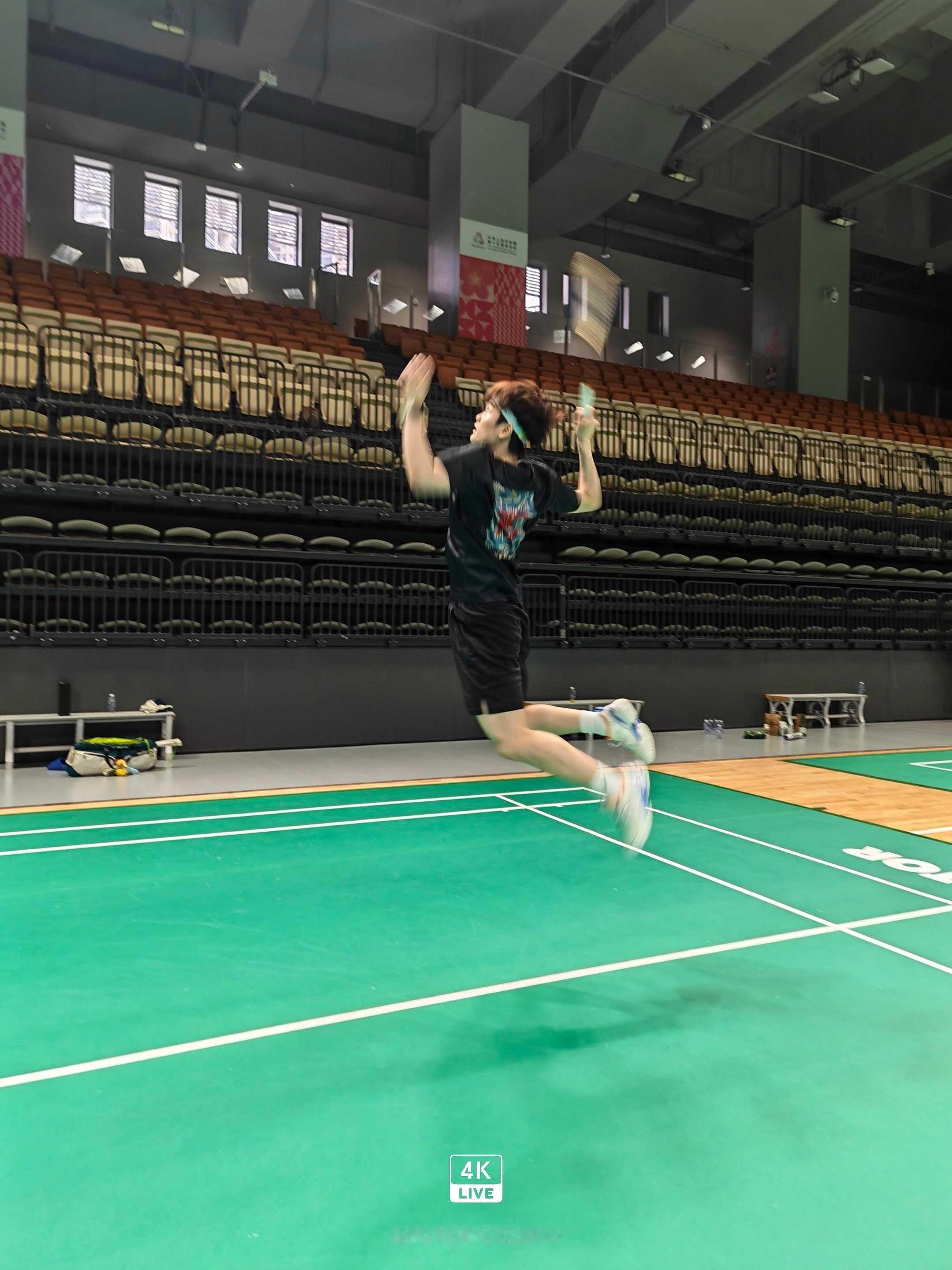 赛场上挥拍破风，训练中沉心蓄力，动真格的热爱，藏在每一次起跳与舒展里。动就动真格