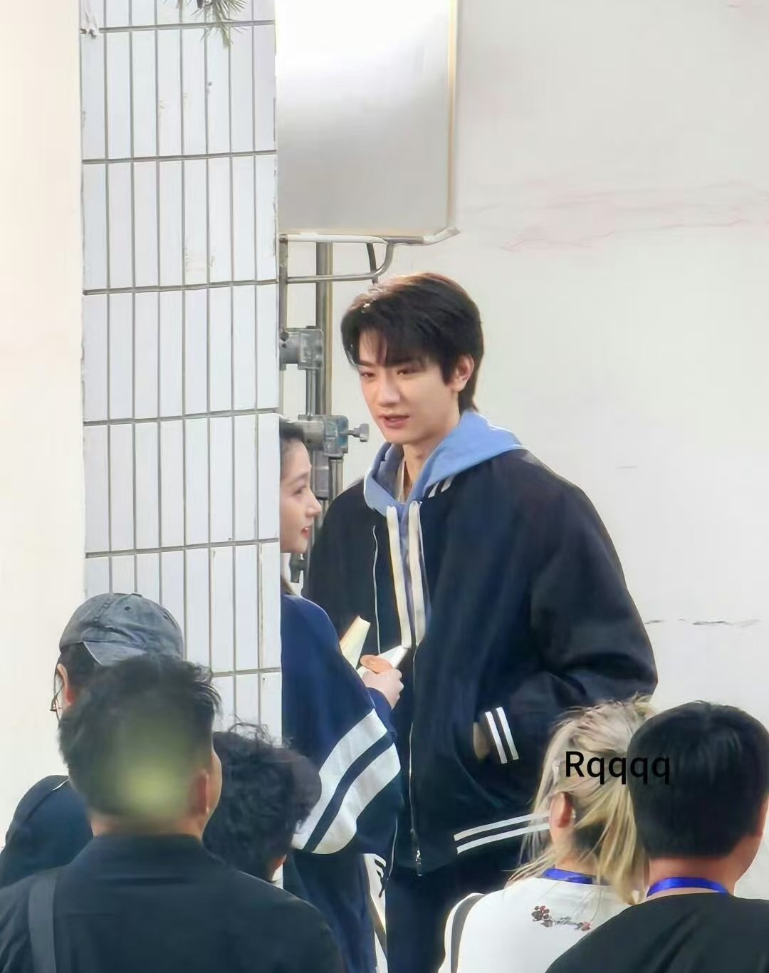 关晓彤林一我与爱同谋开机 关晓彤、林一新剧《我与爱同谋》开机，两人同框身高差好配