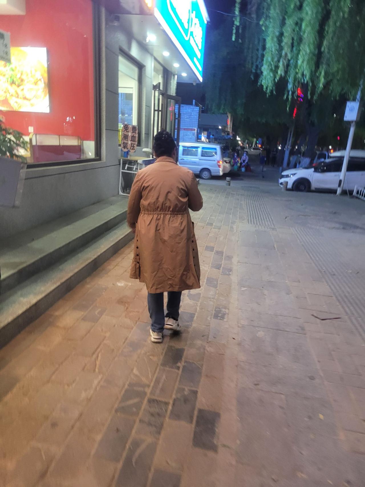 前天是母亲节，我昨晚离家出走了，自己找一个旅馆住下。

人心是咋凉透的？反正我的