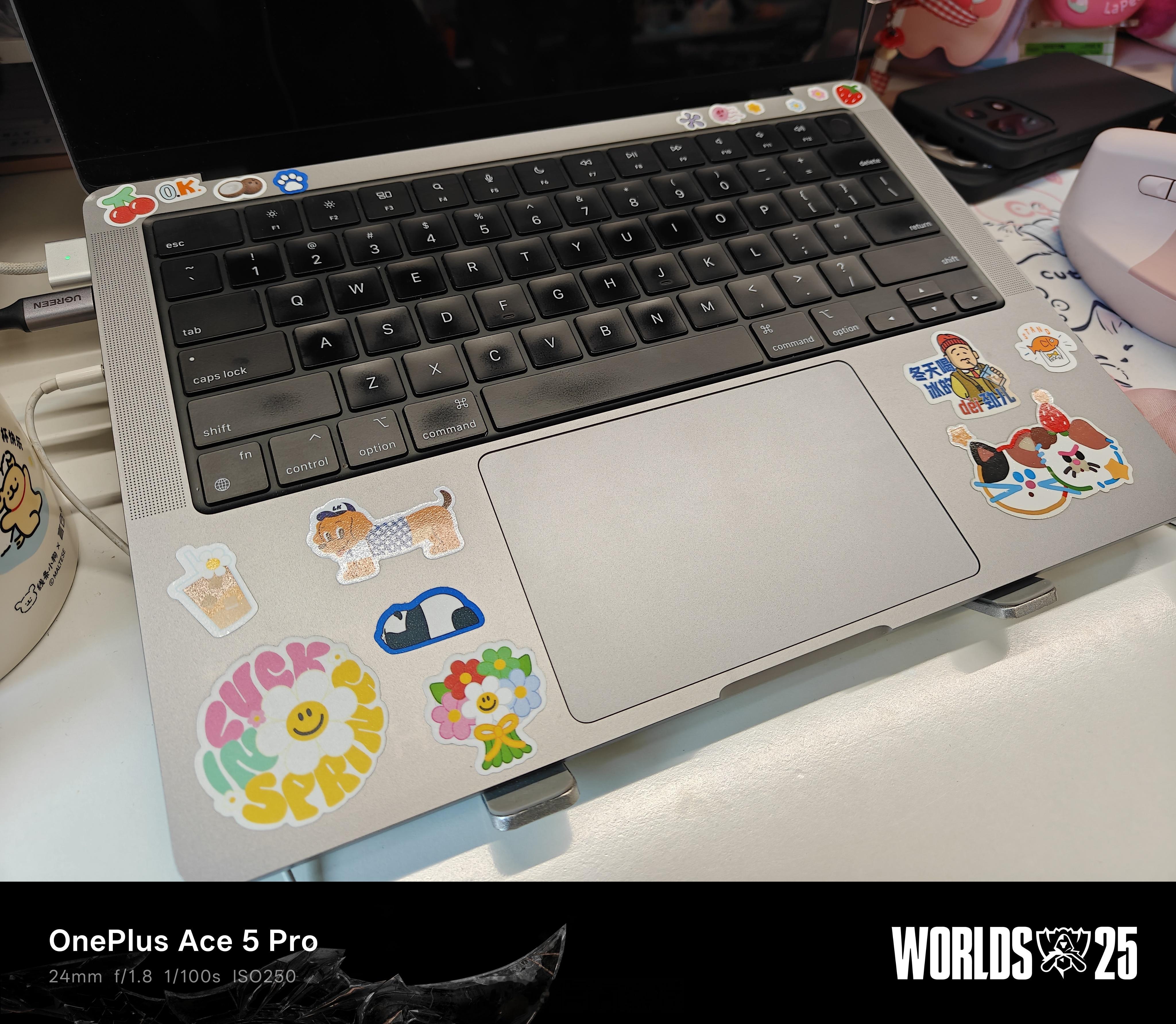 大家会在电脑上贴贴纸吗？现在不但撕不掉还留印了[跪了] ​​​