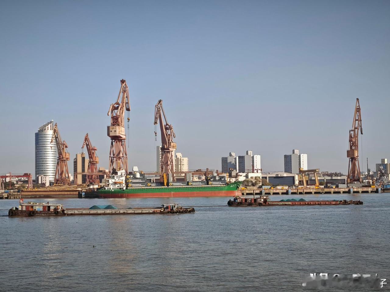 终于见到了国产集装箱垂发散货船！这个想法由来已久，但只在前几年看到过老外做过类似