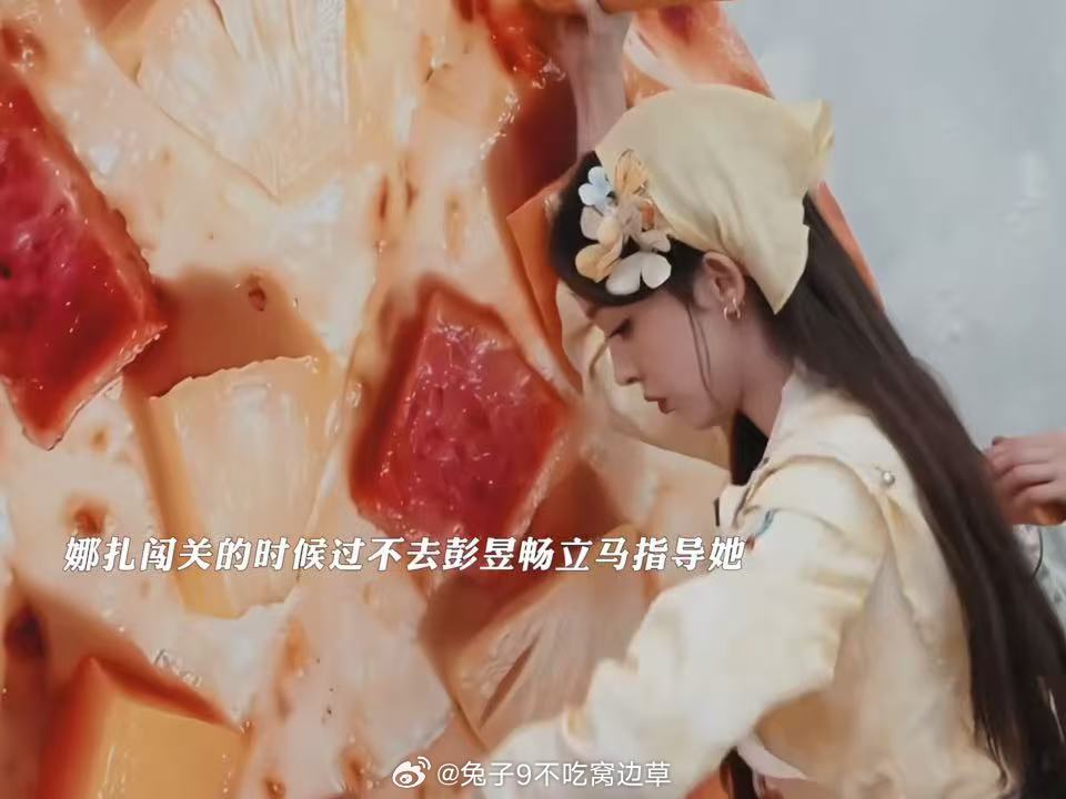 娜扎夸彭昱畅好厉害彭昱畅一边指导一边鼓励娜扎密室大逃脱 彭昱畅指导娜扎的时候语气