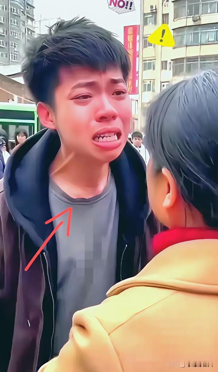 小区内，母子间的争吵，戳中了多少普通家庭婚姻泪点。
男孩声嘶力竭的吼：“彩礼35