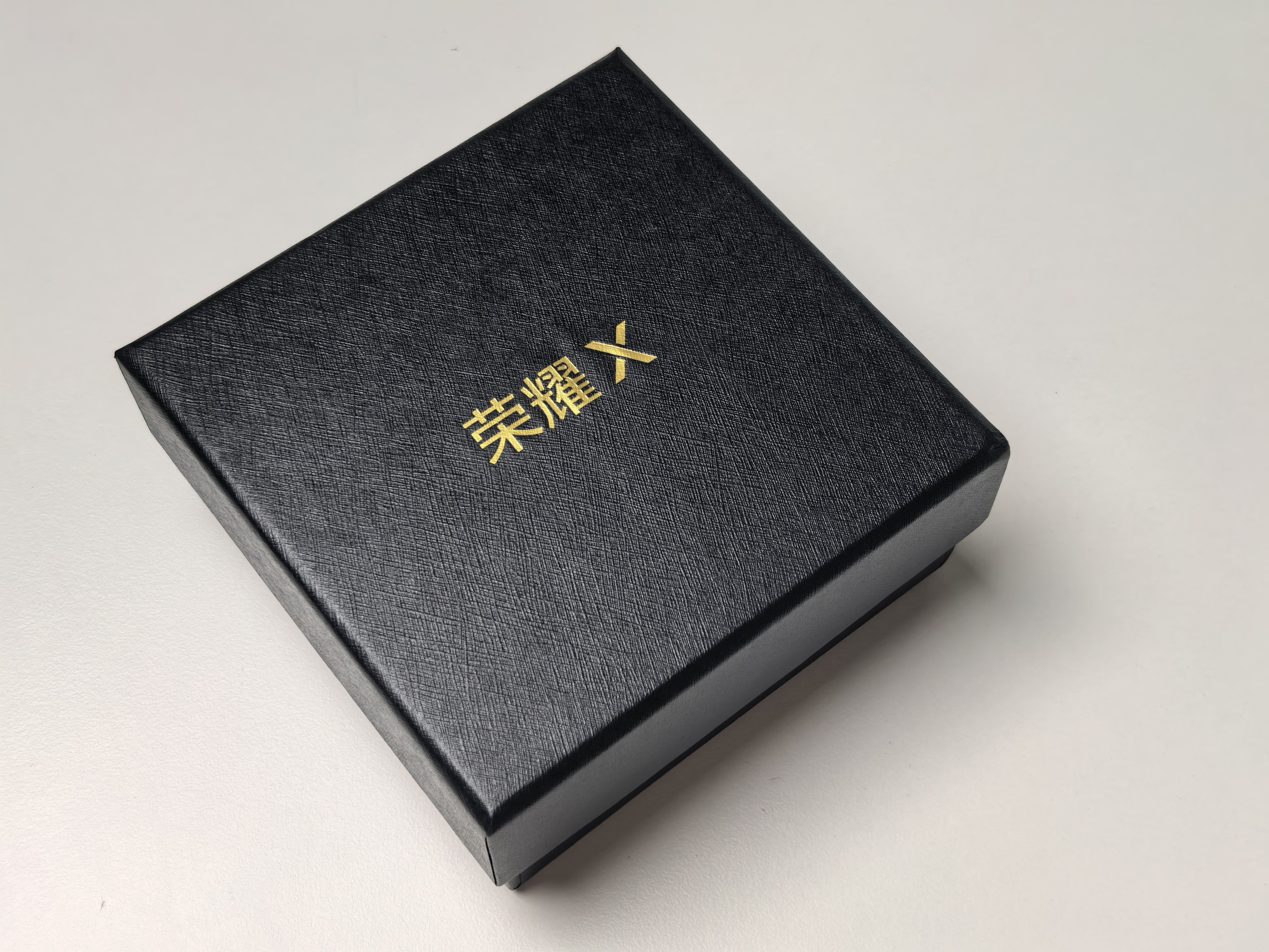 收到了荣耀X80 Pro Max 的邀请函，是个可以无限盘的金属魔方，这是在暗示