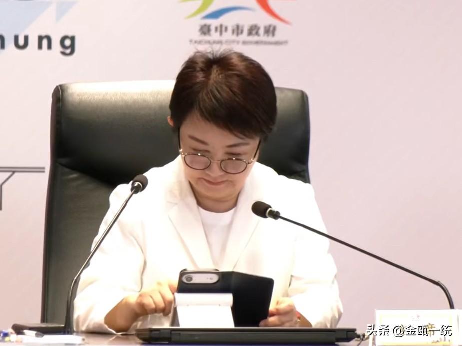 卢秀燕新造型亮相

台中市长卢秀燕今天（14日）上午主持市政会议，并以全新“造型