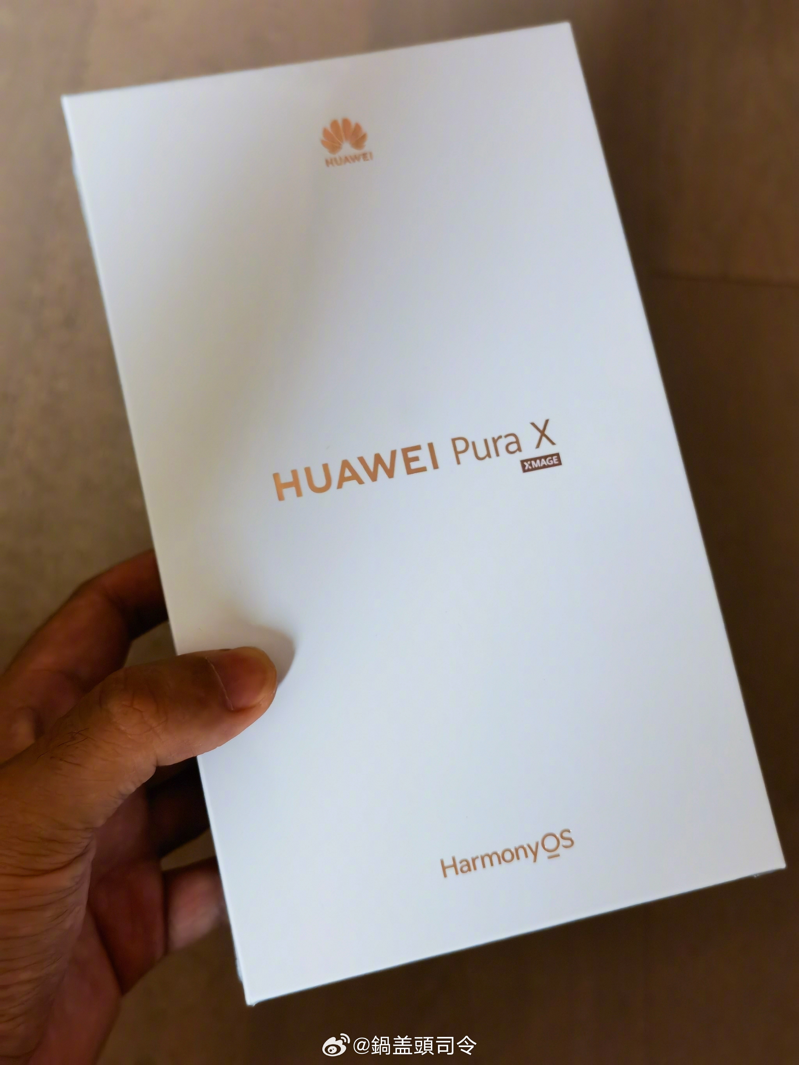 最近一直在体验Pura X，这个屏幕比例真的挺不错，今天果断又去店里入了一台[并