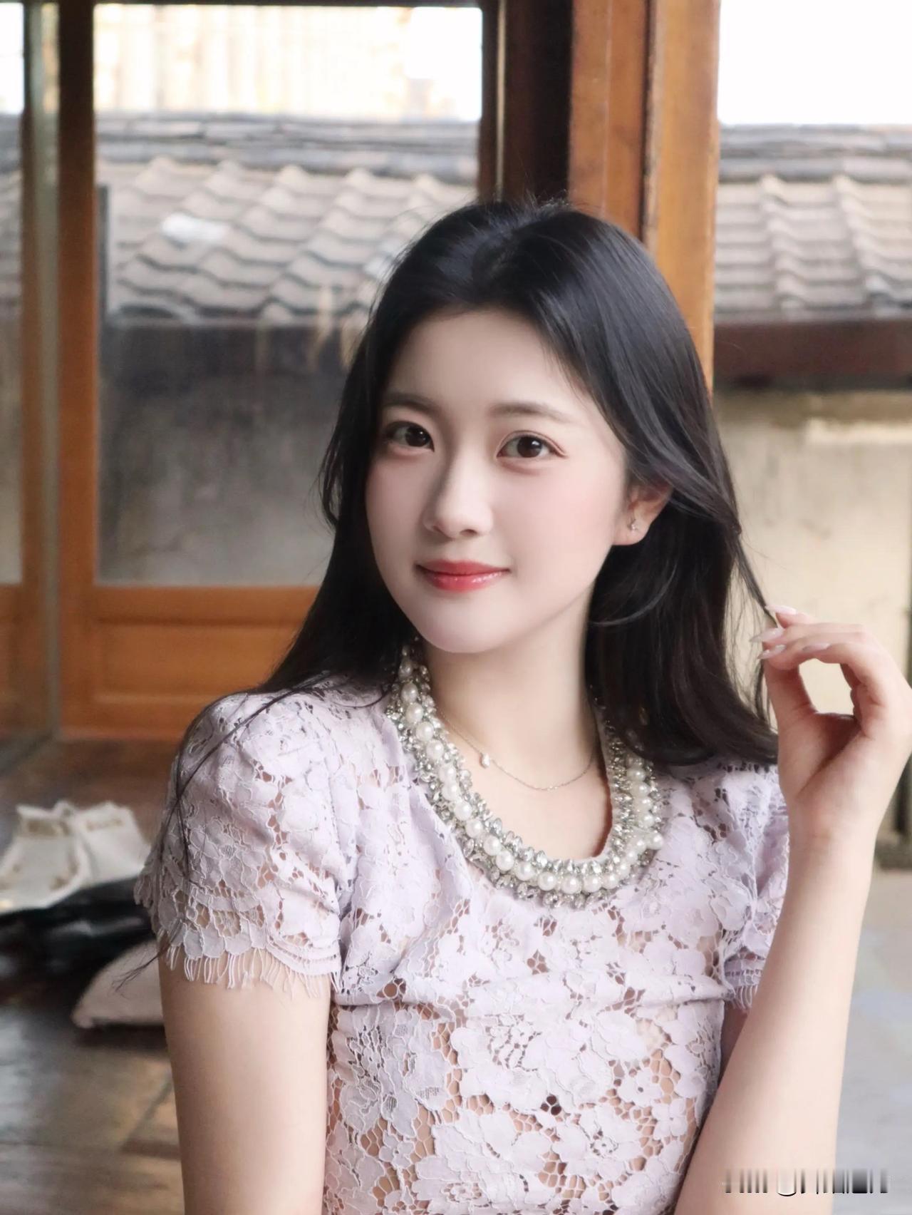 闺蜜这套写真集真是让人眼前一亮。淡紫色蕾丝和珍珠项链的搭配，把温柔和贵气揉得刚刚