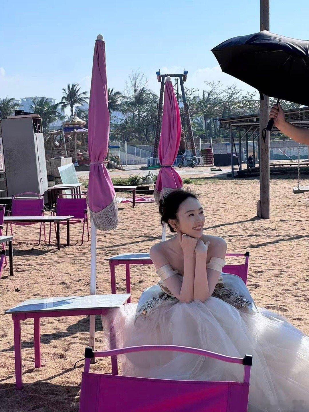 童瑶风格大变 童瑶这是换头式风格大变啊，变得我都懵圈了。不过这新风格和她超搭，感