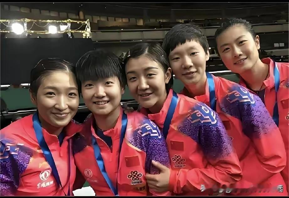 这张照片拍的绝对没美颜，没滤镜。应该是在2019年前后，因为这张照片里还有丁宁在