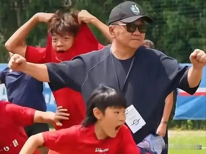 2026年6月27日，孙臣曦入选U17国少集训名单。当晚他父亲发文感谢董路与足球