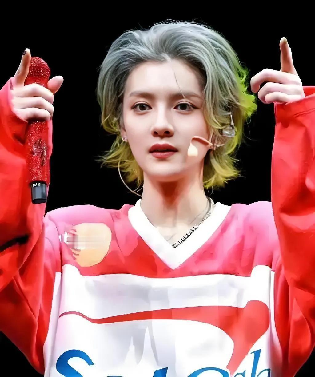 鹿晗近期状态活力全开，被赞“回春”，主要原因有三点：**自律生活**是根基，规律