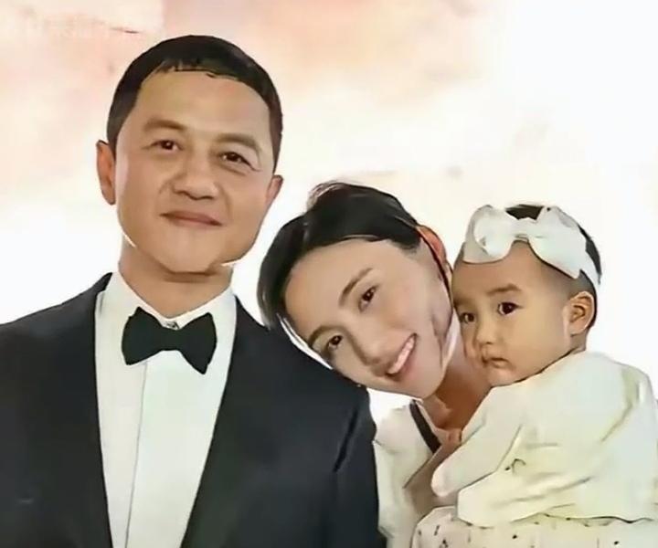 李亚鹏终于说离婚的事了：没狗血没撕逼，这中年男人的样子，比赢了还体面
 
“大家