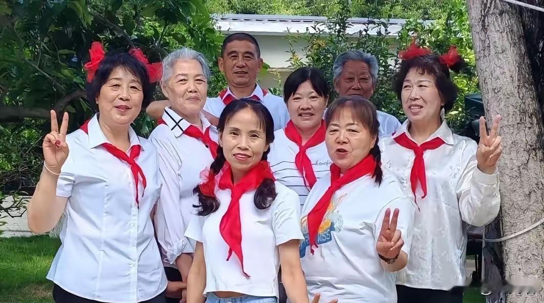 过六一的方式五花八门，
可部分老人的装扮属实看得人难以适应。
本来儿童节不单单属